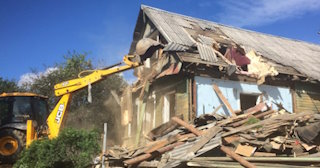Промышленный демонтаж пристроек к дому в Кирове | Цены от 565 руб. за м2